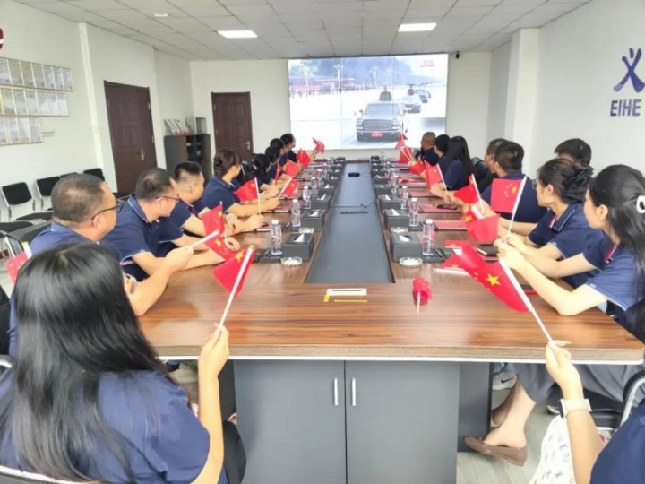 Kumpulan Struktur Keluli Eihe menganjurkan tontonan siaran langsung dari perarakan tentera ke -93