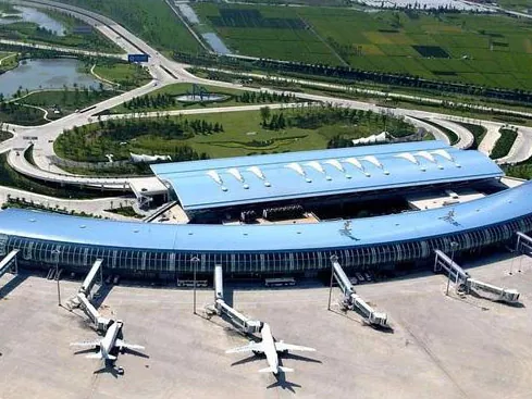 Terminal lapangan terbang dengan bingkai keluli