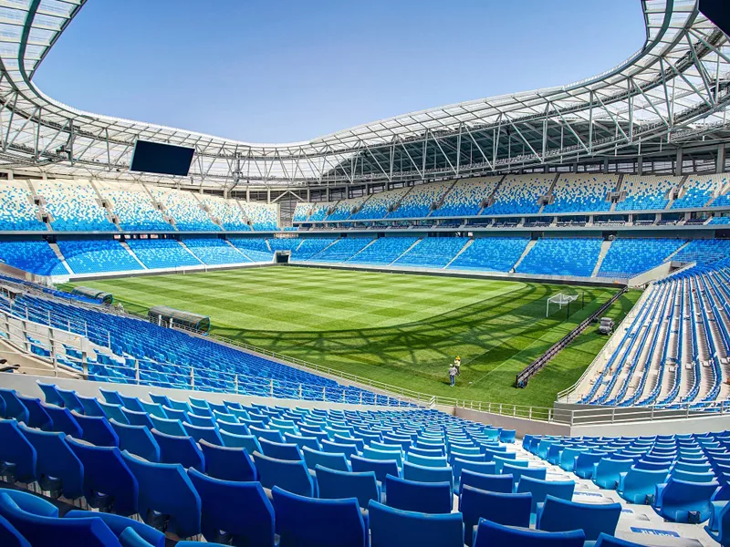 Apakah peranan yang dimainkan oleh keluli dalam reka bentuk estetik stadium?